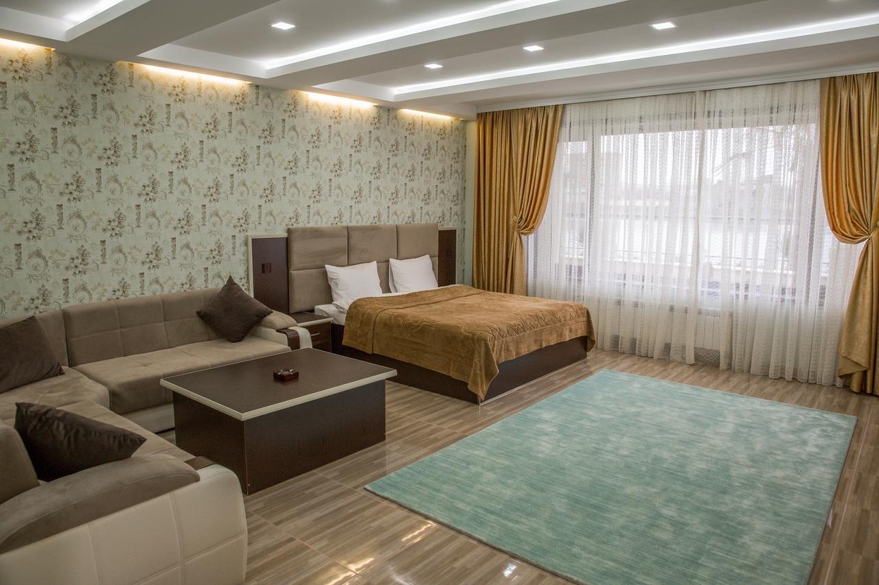 Semeni Hotel & Restaurant มิงกาเชเวียร์ ภายนอก รูปภาพ